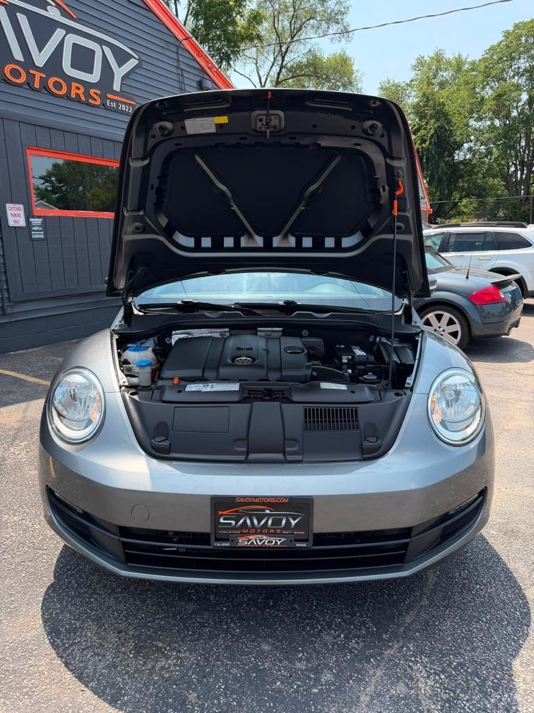 Volkswagen Beetle 2.5L w/Sunroof Sound & Nav 2012