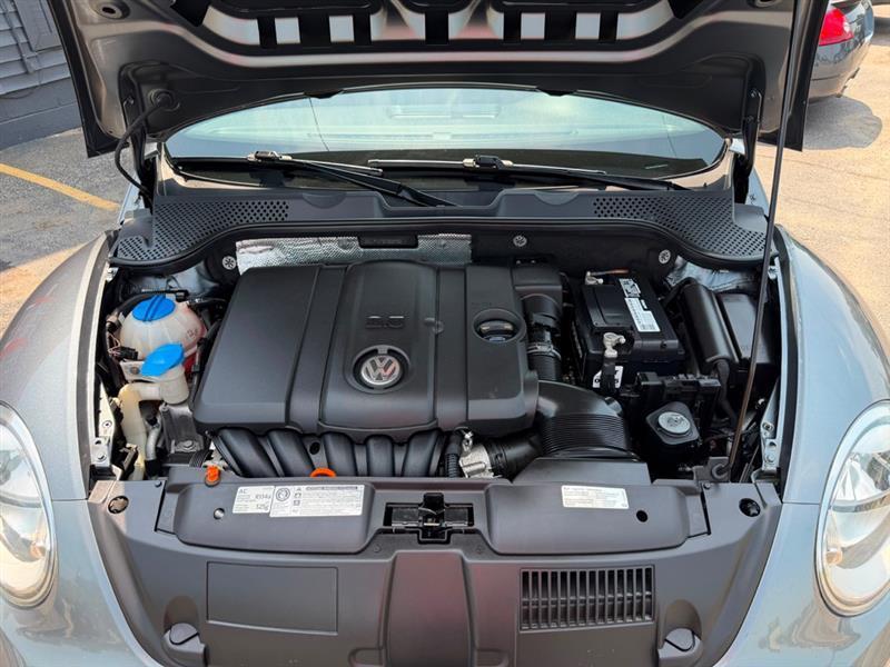 Volkswagen Beetle 2.5L w/Sunroof Sound & Nav 2012