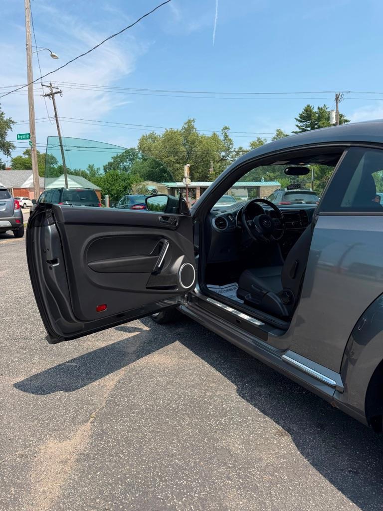 Volkswagen Beetle 2.5L w/Sunroof Sound & Nav 2012