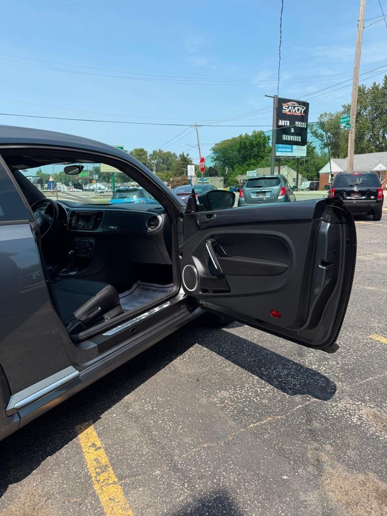 Volkswagen Beetle 2.5L w/Sunroof Sound & Nav 2012