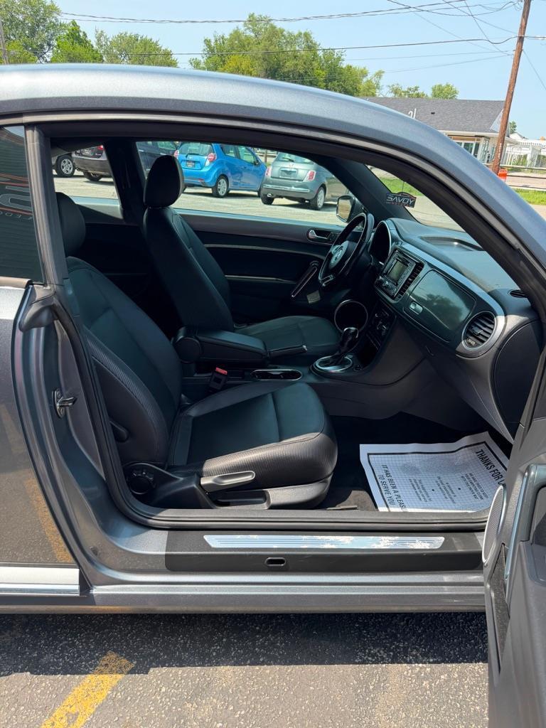 Volkswagen Beetle 2.5L w/Sunroof Sound & Nav 2012
