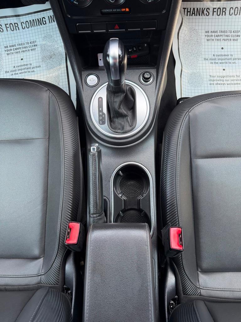 Volkswagen Beetle 2.5L w/Sunroof Sound & Nav 2012