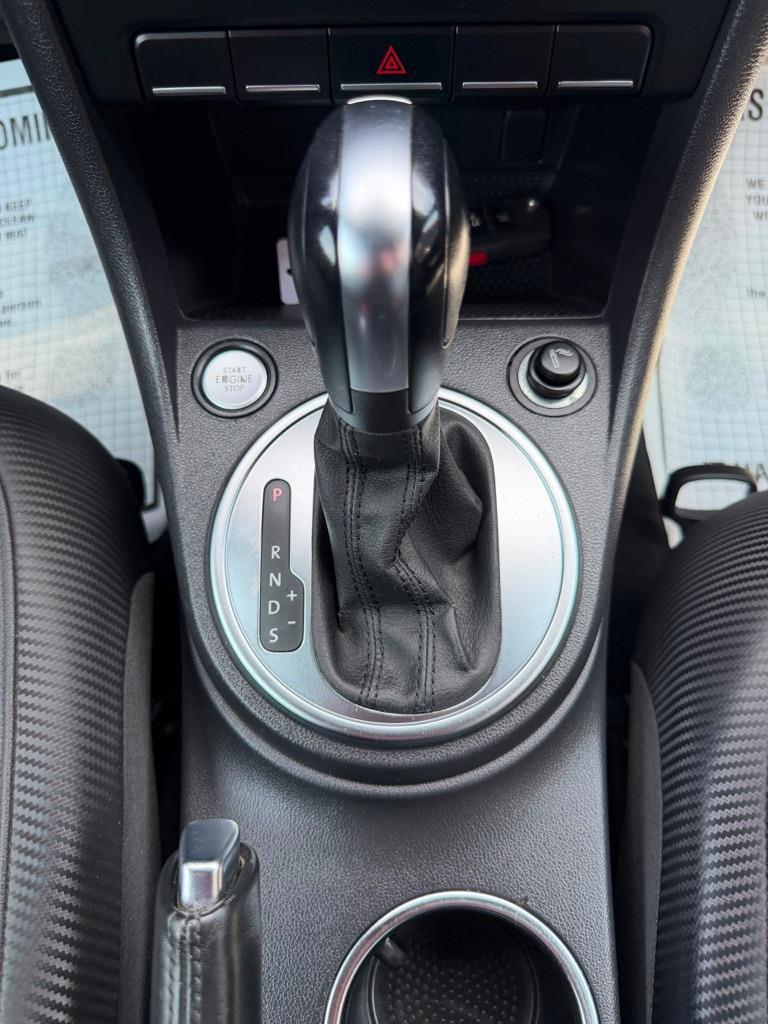 Volkswagen Beetle 2.5L w/Sunroof Sound & Nav 2012
