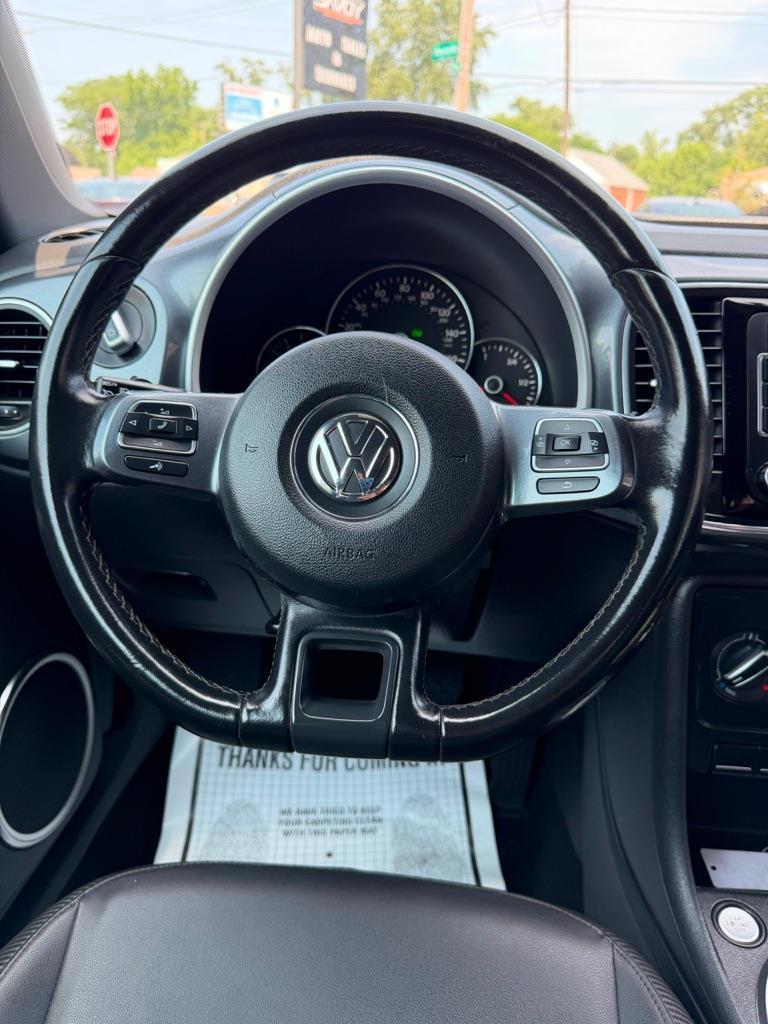 Volkswagen Beetle 2.5L w/Sunroof Sound & Nav 2012