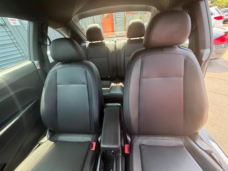 Volkswagen Beetle 2.5L w/Sunroof Sound & Nav 2012