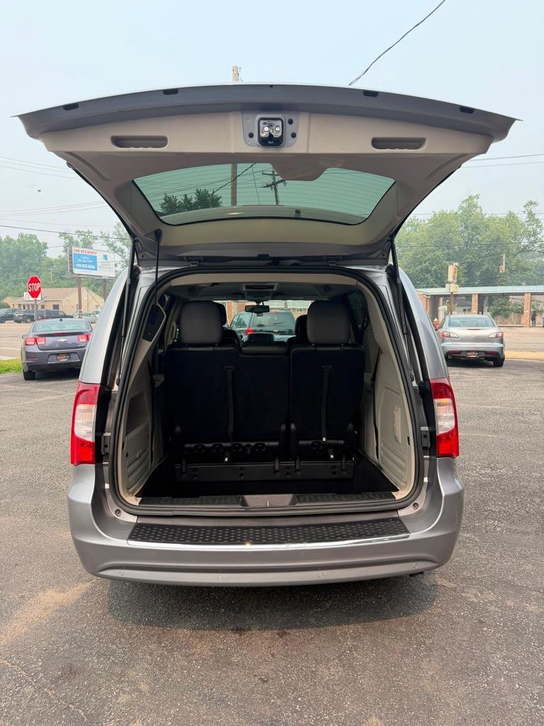 Chrysler Town & Country Touring-L 2013