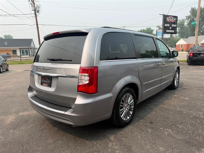 Chrysler Town & Country Touring-L 2013