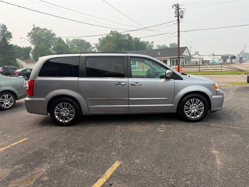 Chrysler Town & Country Touring-L 2013