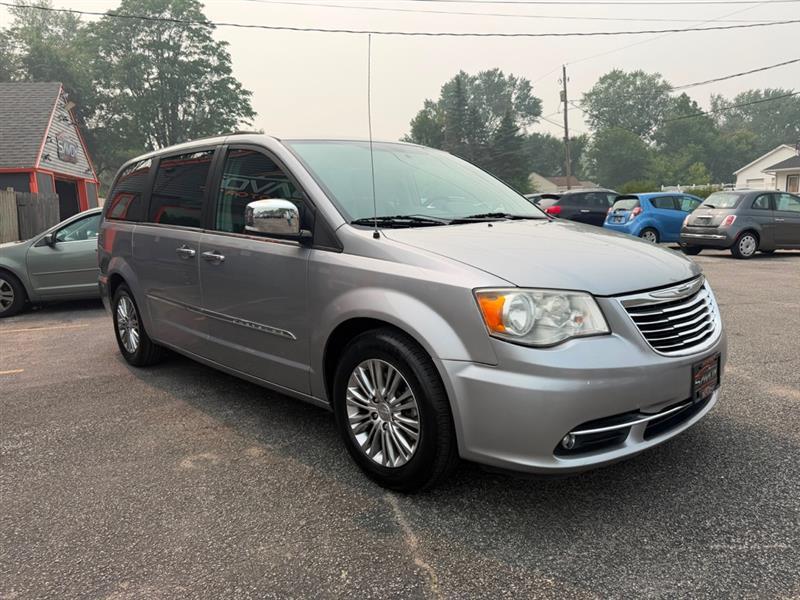 Chrysler Town & Country Touring-L 2013