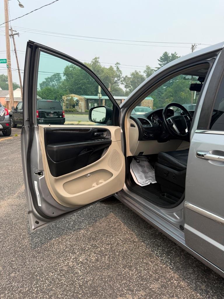 Chrysler Town & Country Touring-L 2013