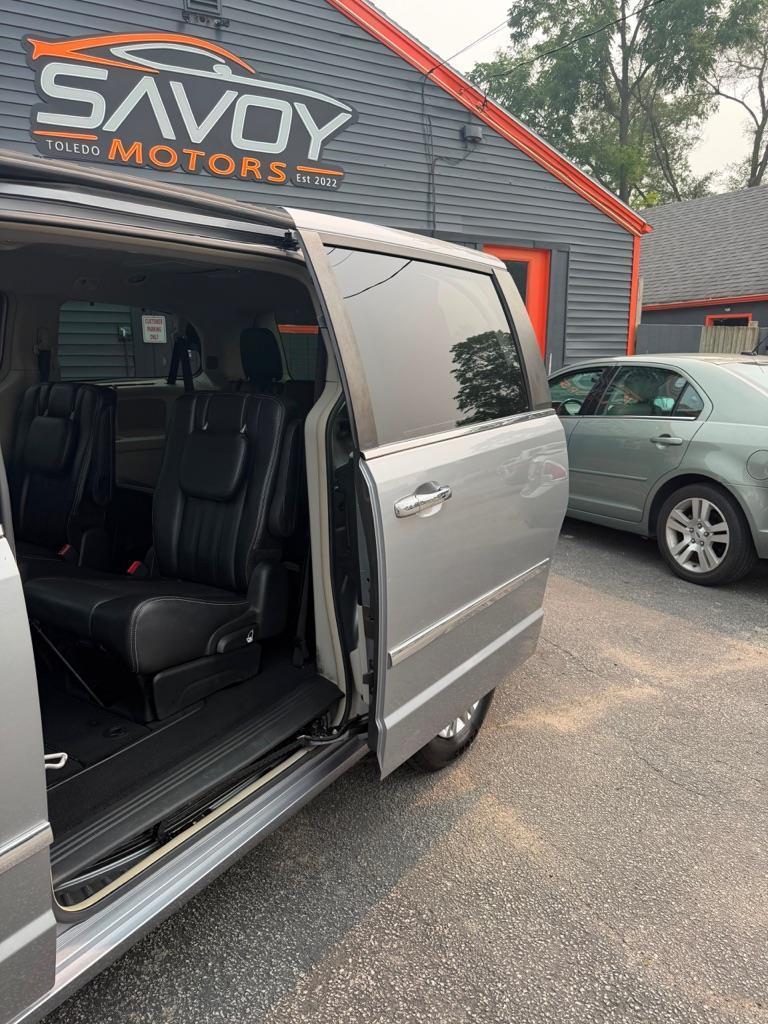 Chrysler Town & Country Touring-L 2013