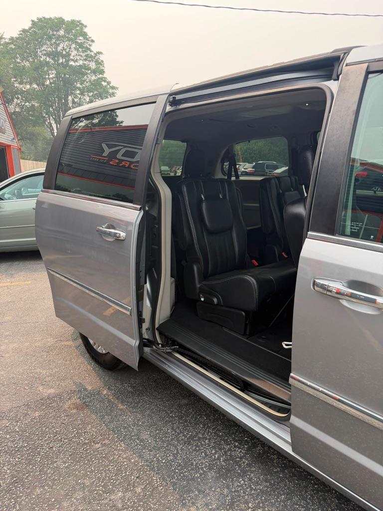 Chrysler Town & Country Touring-L 2013