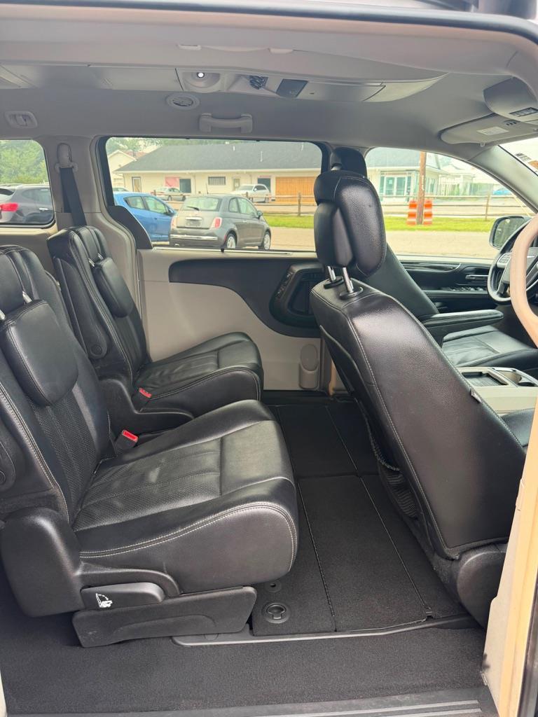 Chrysler Town & Country Touring-L 2013