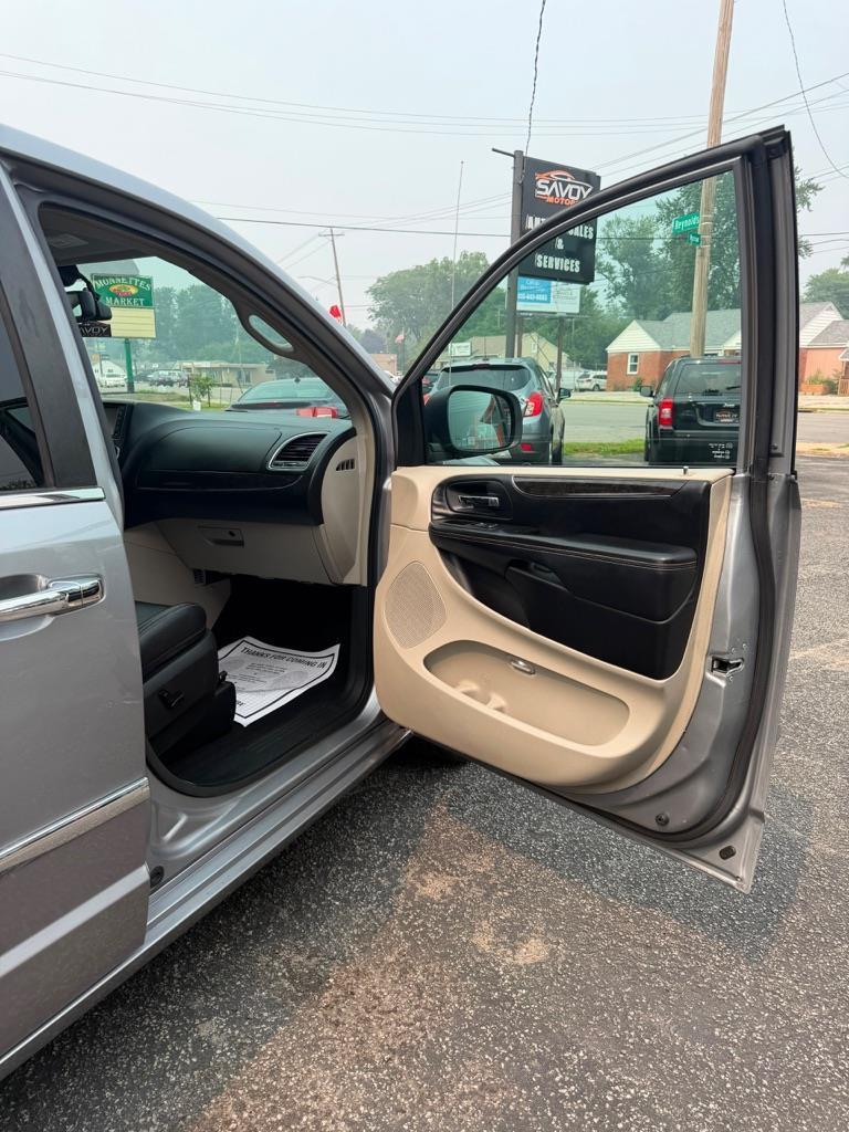 Chrysler Town & Country Touring-L 2013