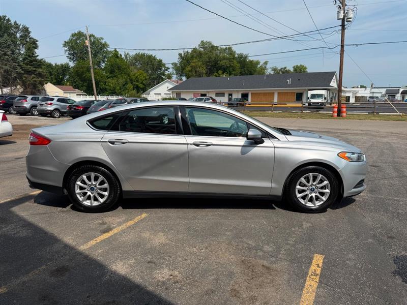 Ford Fusion S 2016