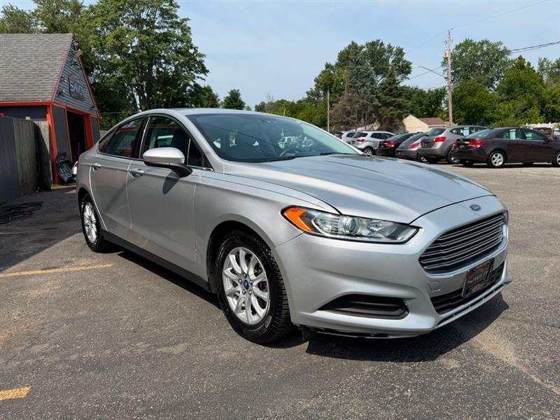 Ford Fusion S 2016