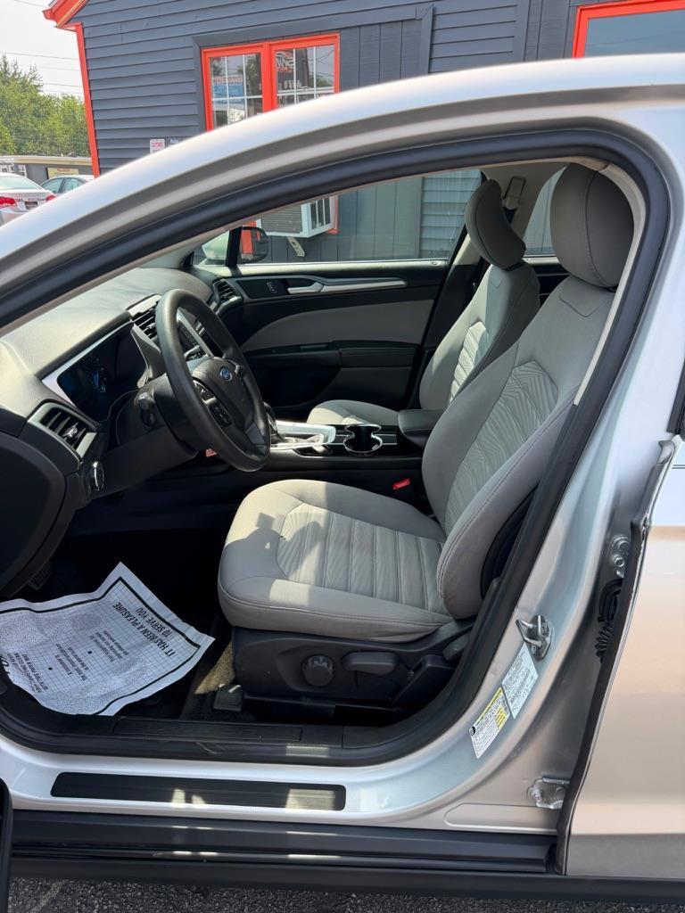 Ford Fusion S 2016