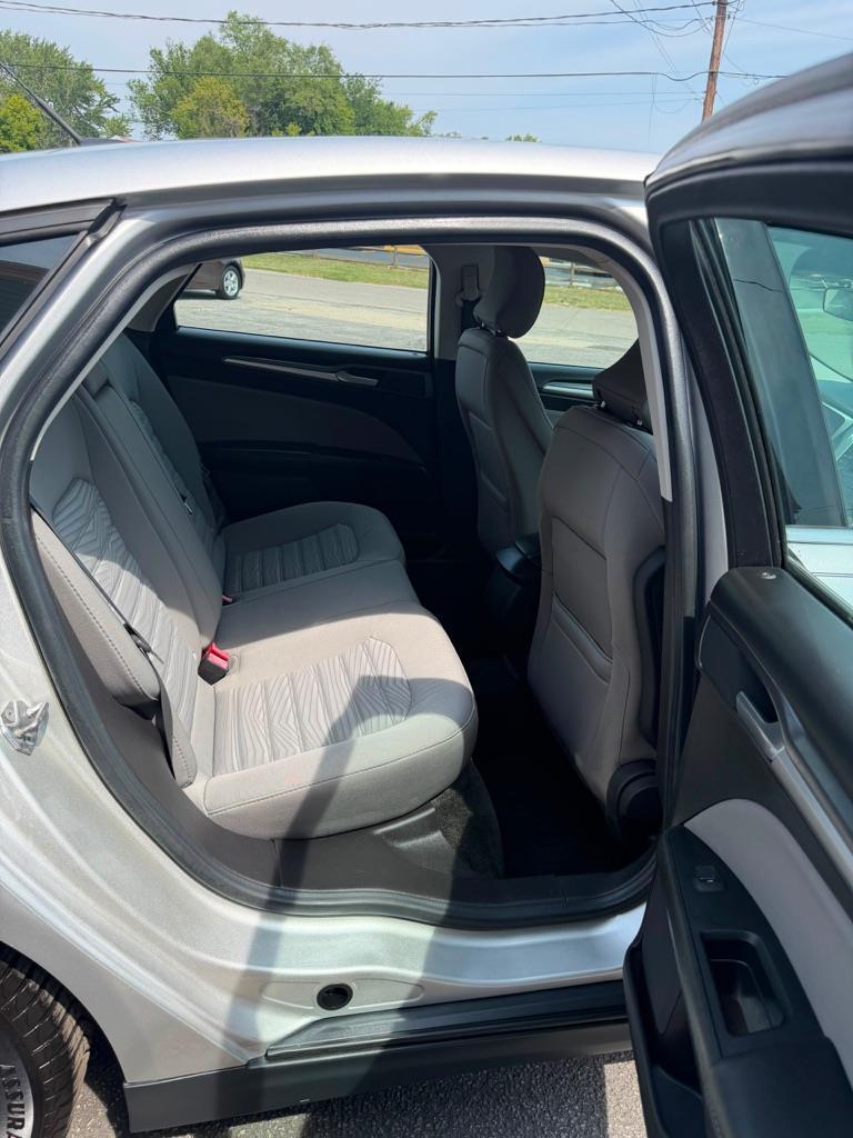 Ford Fusion S 2016