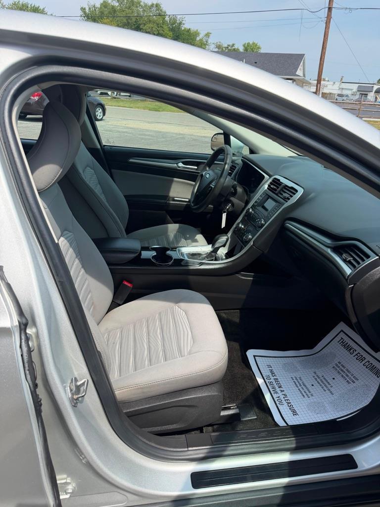 Ford Fusion S 2016