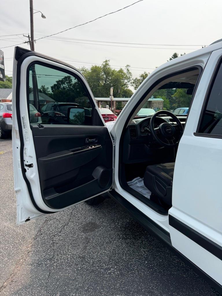 Jeep Liberty Sport 2WD 2011
