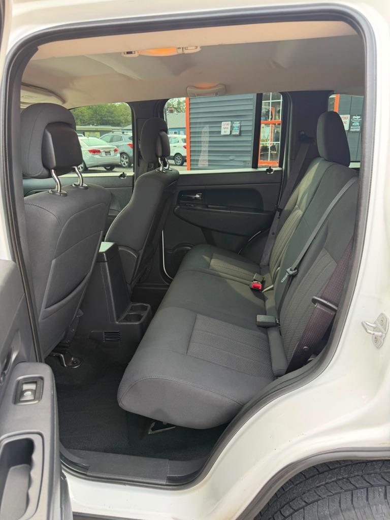 Jeep Liberty Sport 2WD 2011