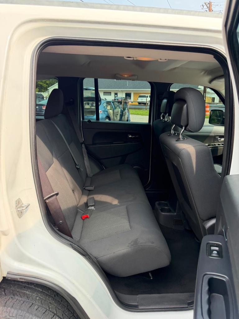 Jeep Liberty Sport 2WD 2011