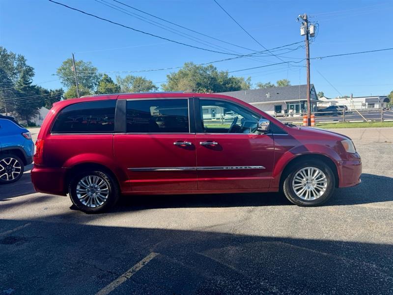 Chrysler Town & Country Limited 2013