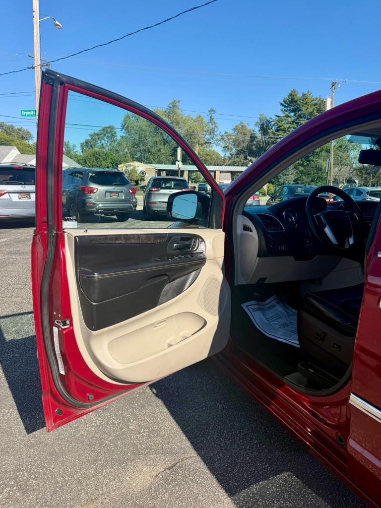 Chrysler Town & Country Limited 2013
