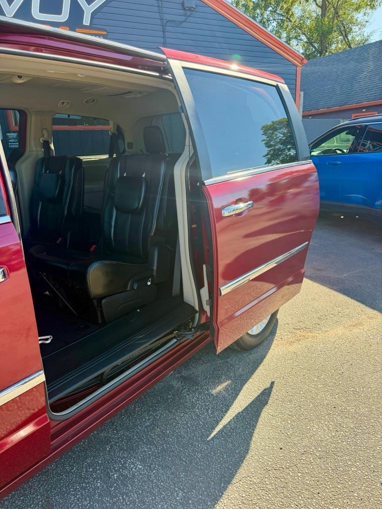 Chrysler Town & Country Limited 2013