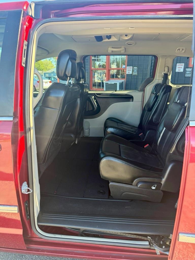 Chrysler Town & Country Limited 2013