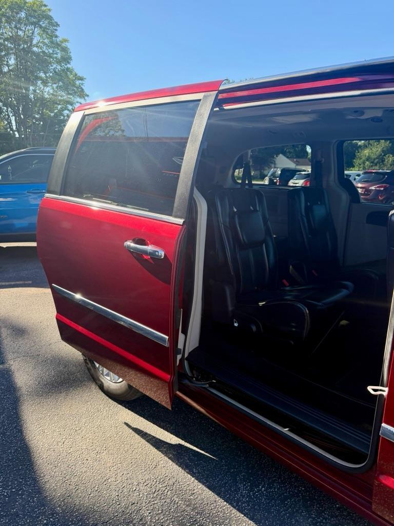 Chrysler Town & Country Limited 2013