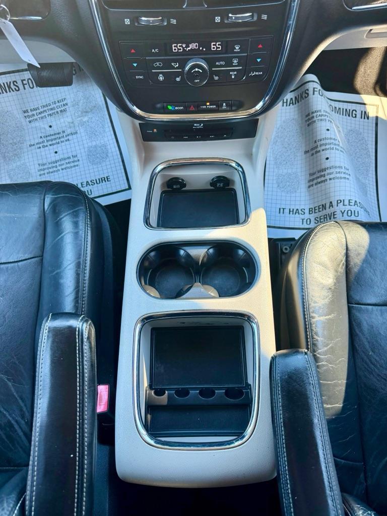 Chrysler Town & Country Limited 2013