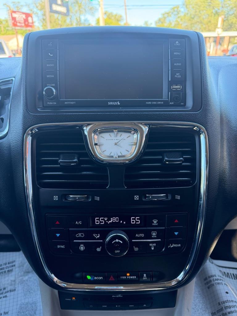 Chrysler Town & Country Limited 2013
