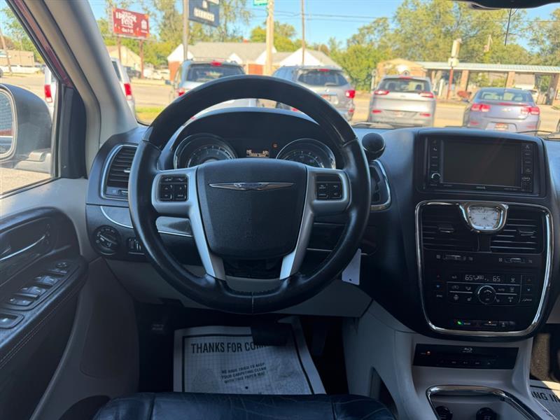 Chrysler Town & Country Limited 2013