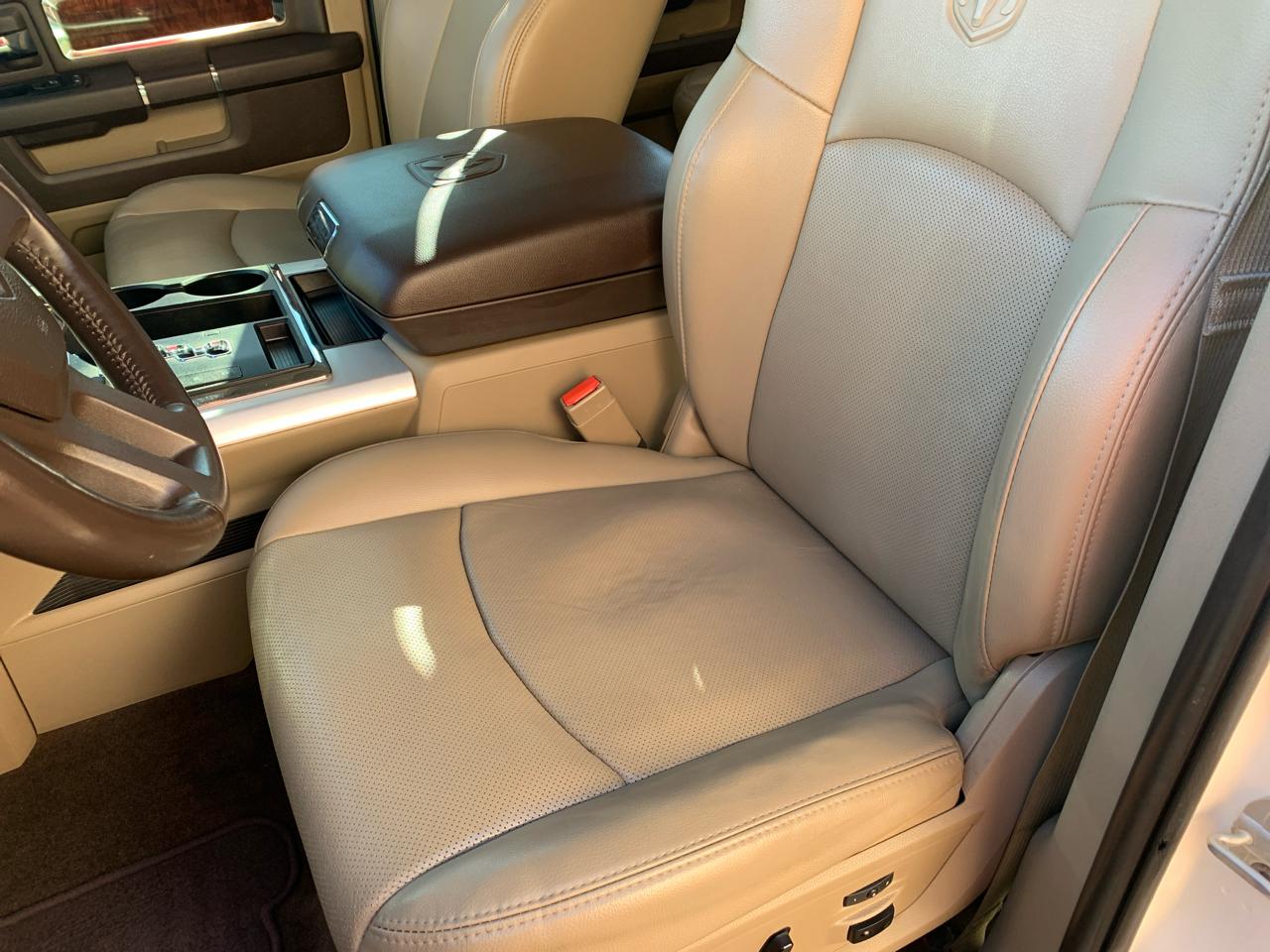 RAM 1500 4WD Crew Cab 140.5" Laramie 2011