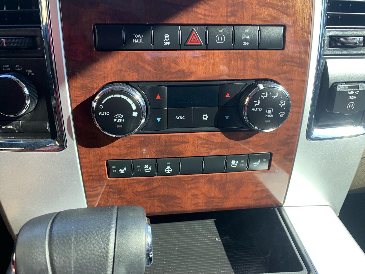 RAM 1500 4WD Crew Cab 140.5" Laramie 2011