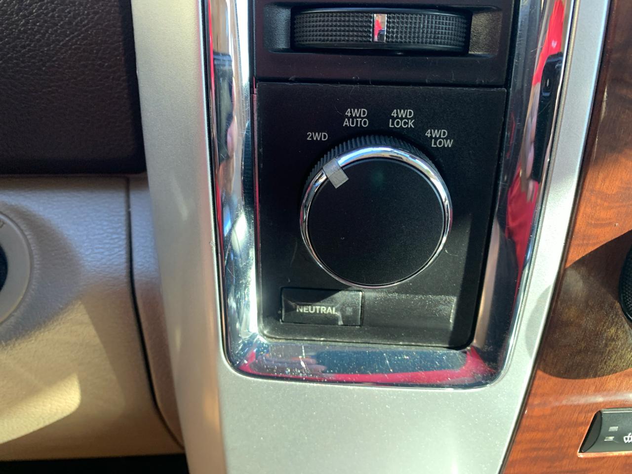 RAM 1500 4WD Crew Cab 140.5" Laramie 2011