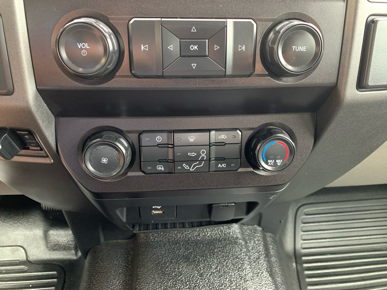 Ford Super Duty F-350 DRW XL 4WD Crew Cab 179" WB 60" CA 2020 Ford Super Duty F-350 DRW XL 4WD Crew Cab 179" WB 60" CA 2020
