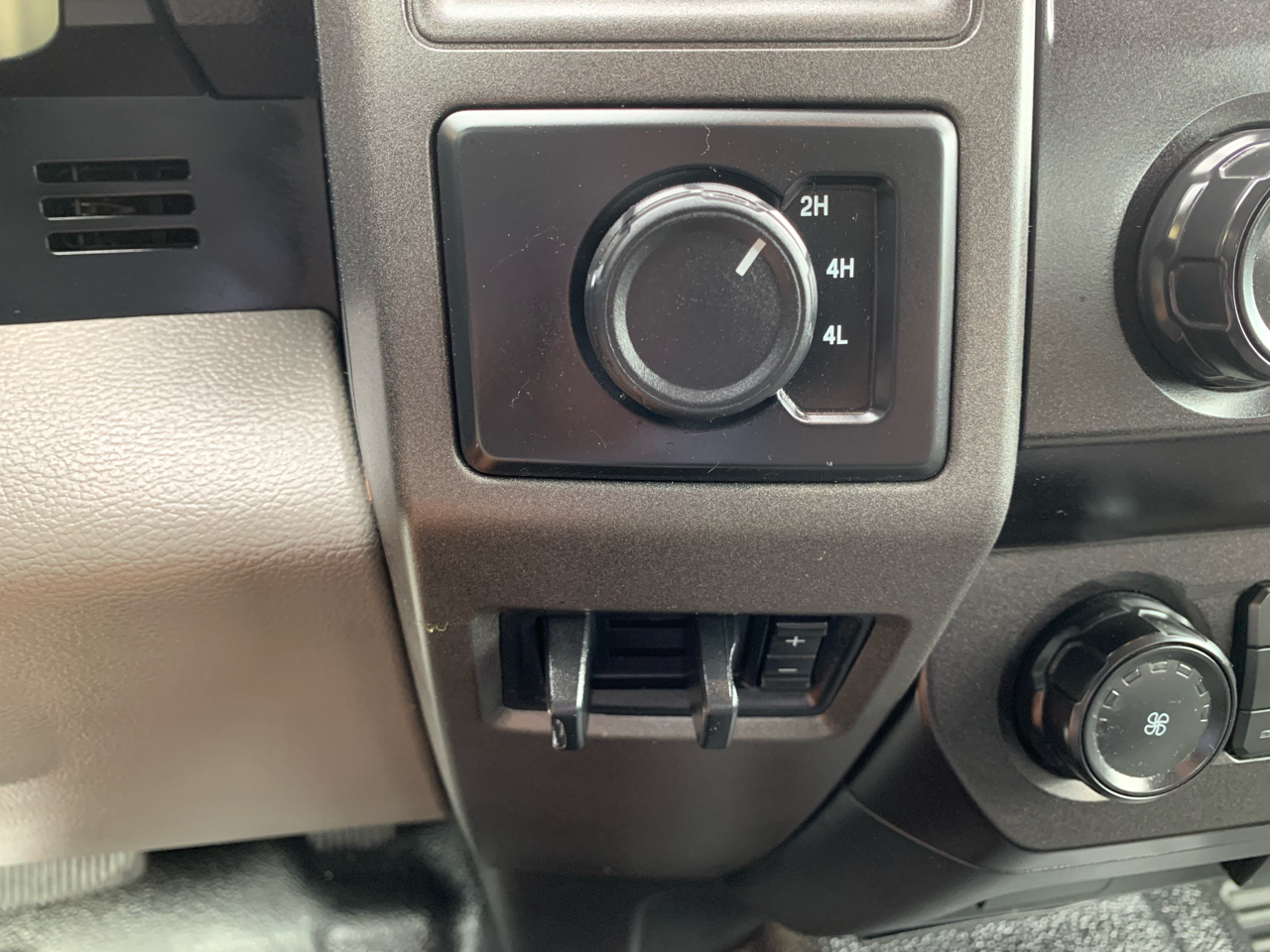 Ford Super Duty F-350 DRW XL 4WD Crew Cab 179" WB 60" CA 2020 Ford Super Duty F-350 DRW XL 4WD Crew Cab 179" WB 60" CA 2020