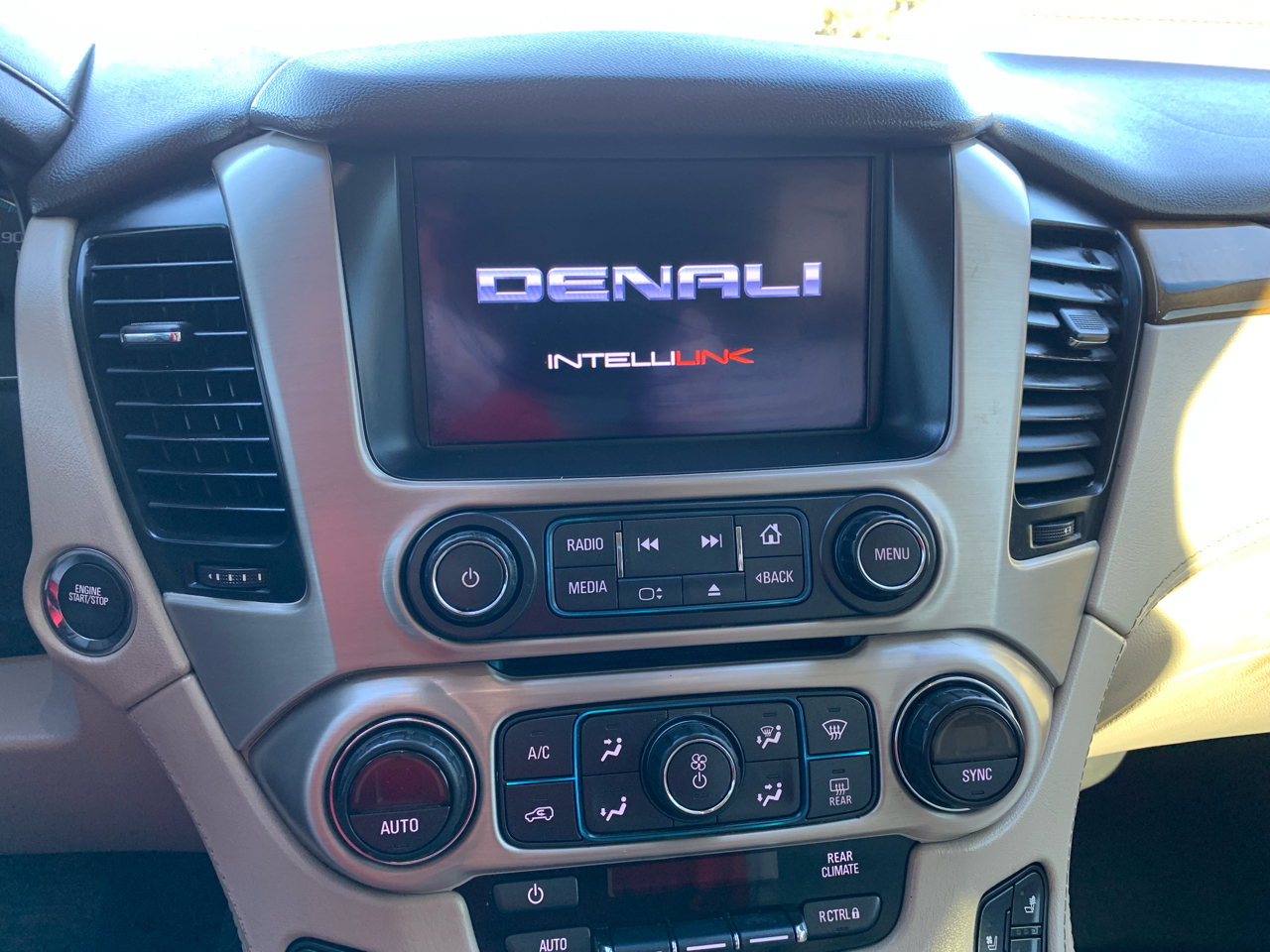 GMC Yukon XL 4WD 4dr Denali 2017 GMC Yukon XL 4WD 4dr Denali 2017