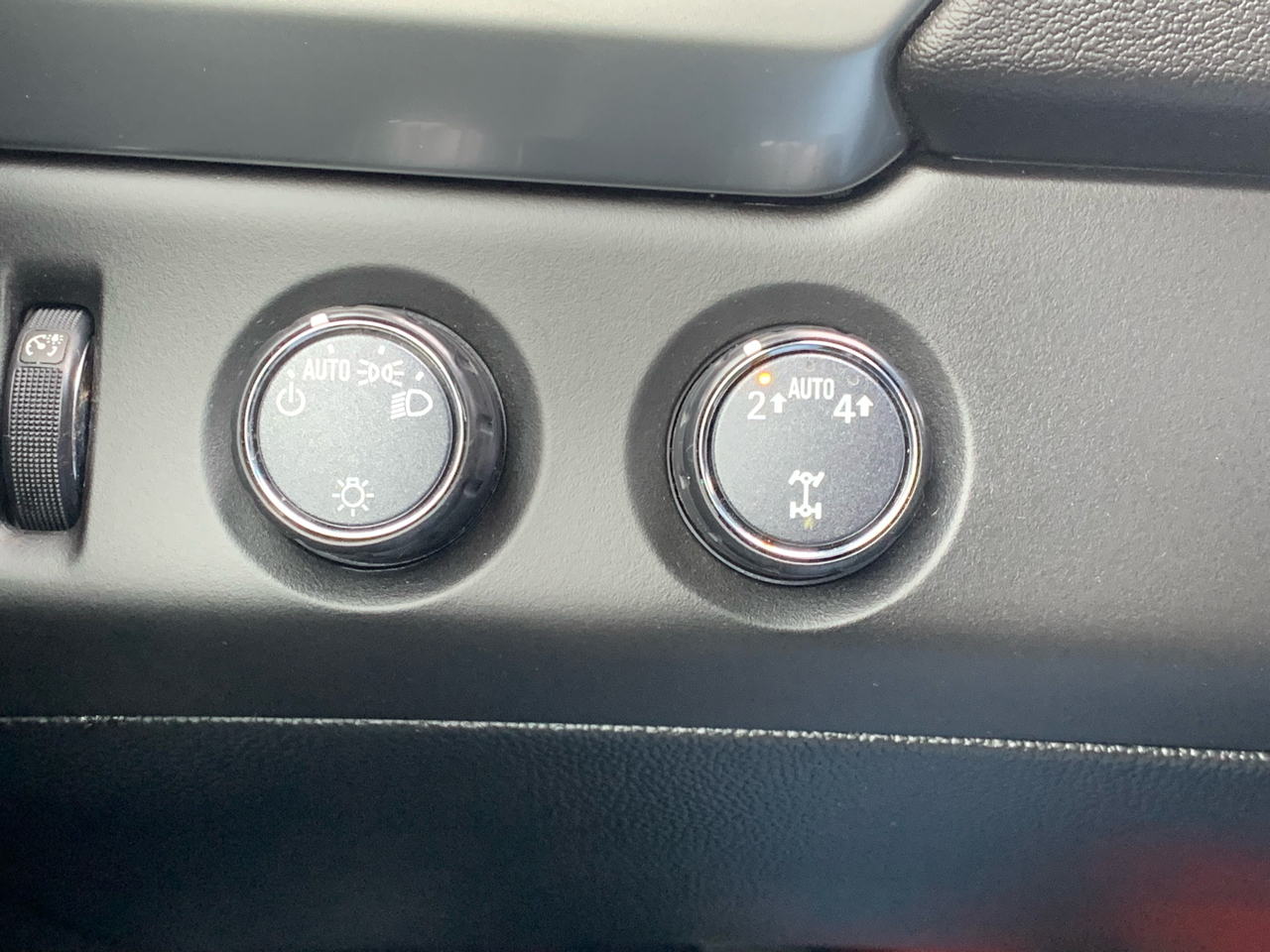 Chevrolet Suburban 4WD 4dr 1500 LT 2018