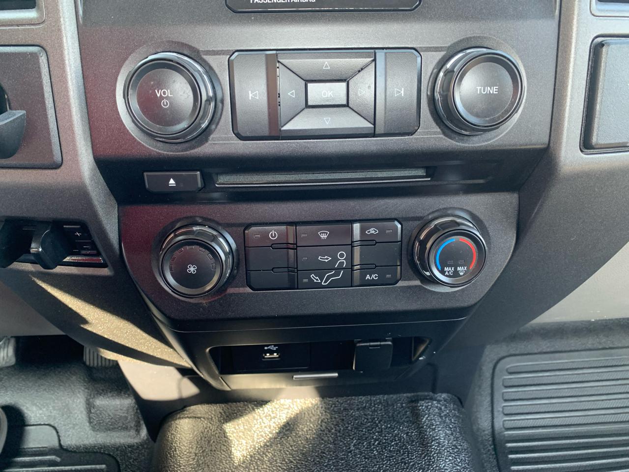 Ford Super Duty F-250 SRW XL 2WD Reg Cab 8' Box 2017