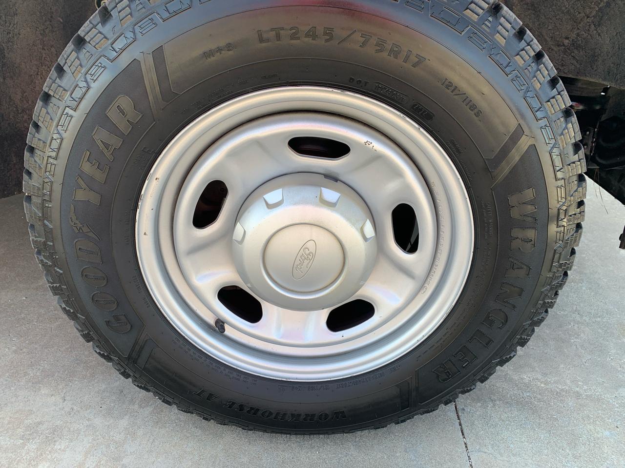 Ford Super Duty F-250 SRW 2WD Reg Cab 137" XLT 2015