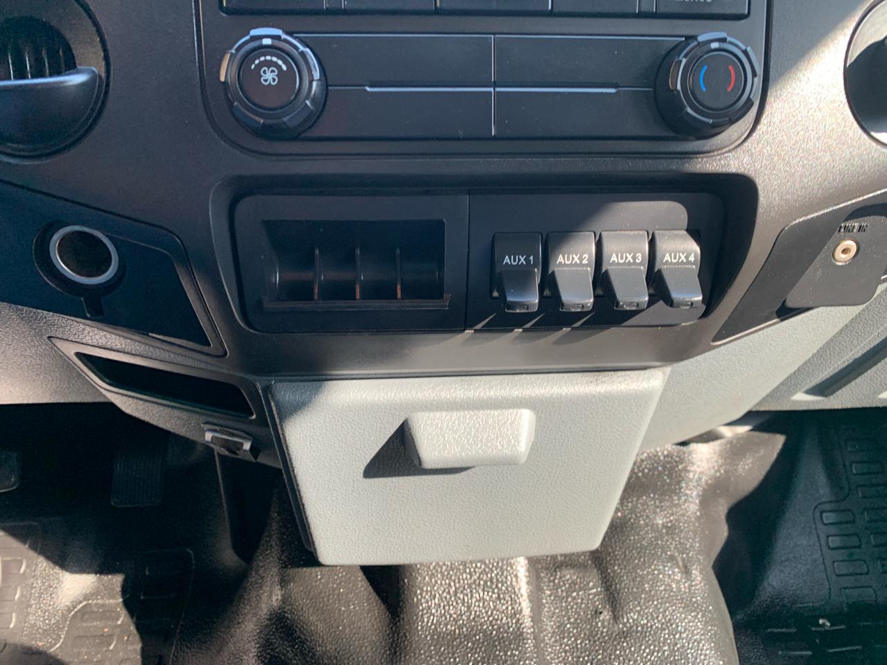 Ford Super Duty F-350 DRW 2WD Crew Cab 176" WB 60" CA XL 2015