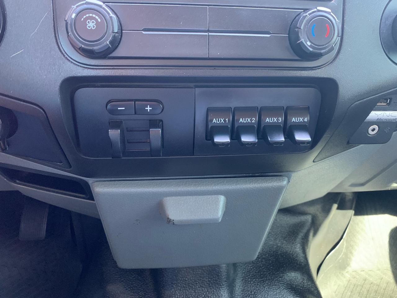 Ford Super Duty F-350 DRW 4WD Crew Cab 176" WB 60" CA XL 2013