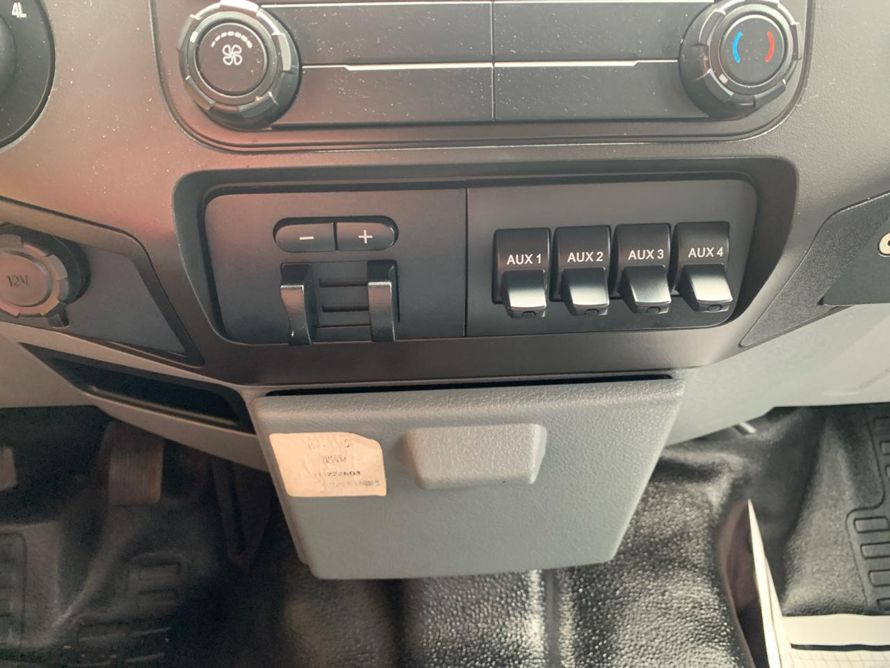 Ford Super Duty F-350 DRW 4WD Crew Cab 176" WB 60" CA XL 2015