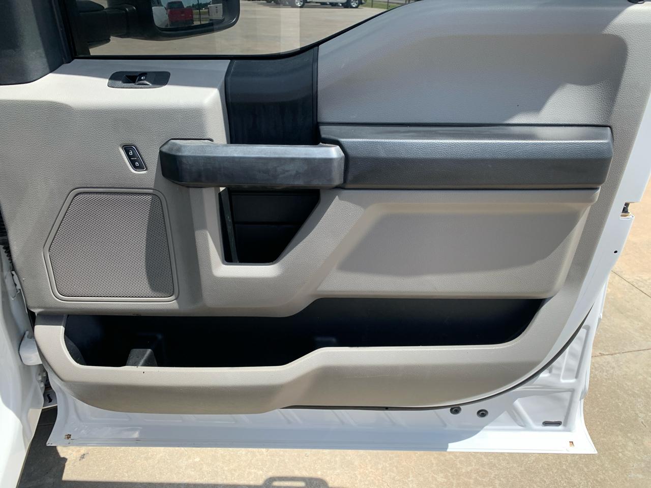 Ford Super Duty F-350 DRW XL 4WD Crew Cab 179" WB 60" CA 2017
