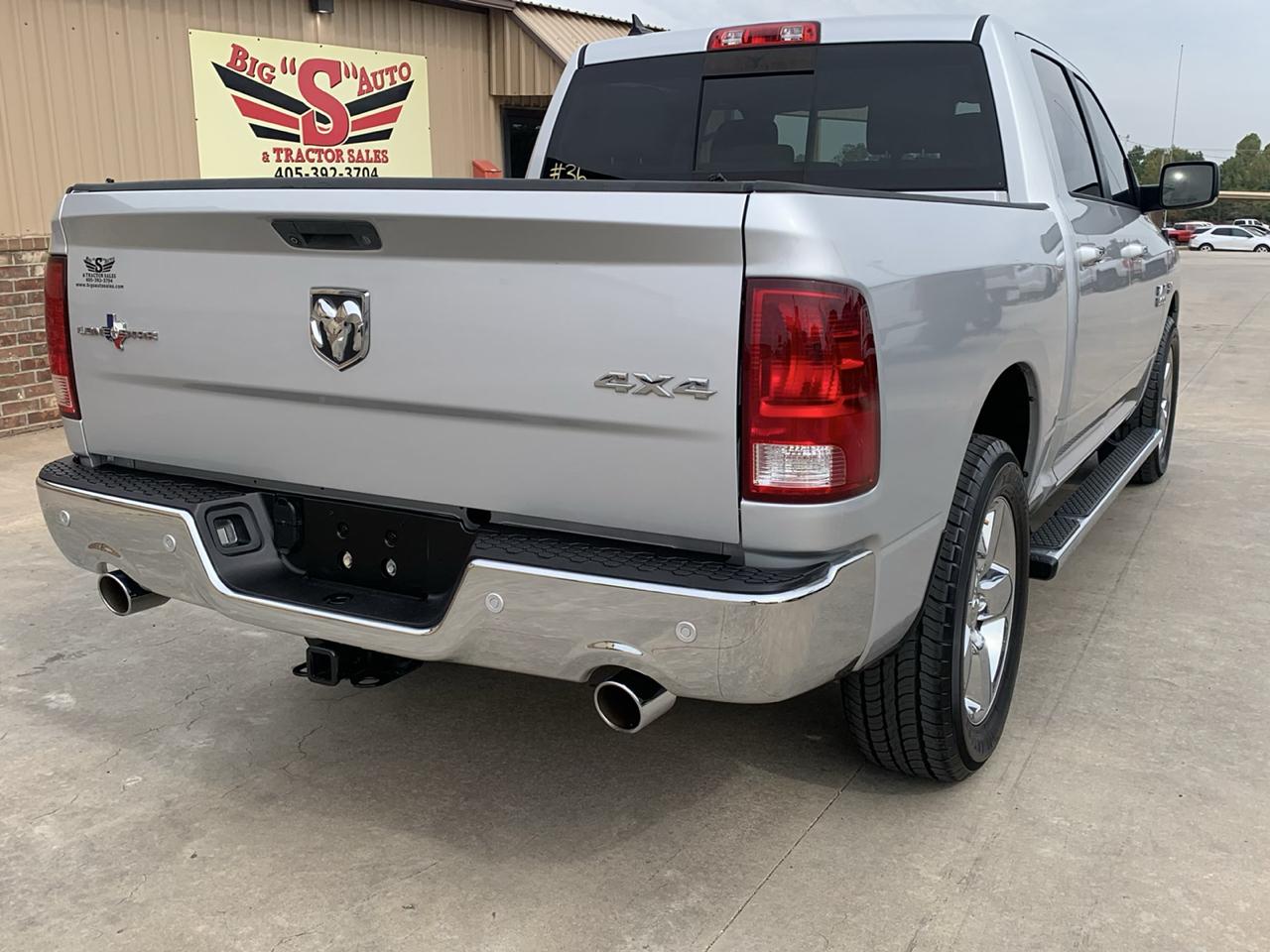 RAM 1500 4WD Crew Cab 140.5" Lone Star 2015
