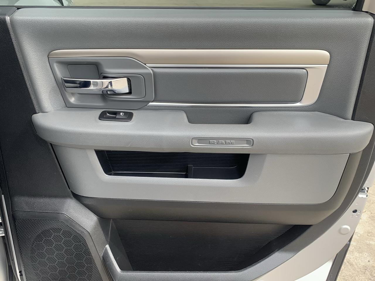 RAM 1500 4WD Crew Cab 140.5" Lone Star 2015