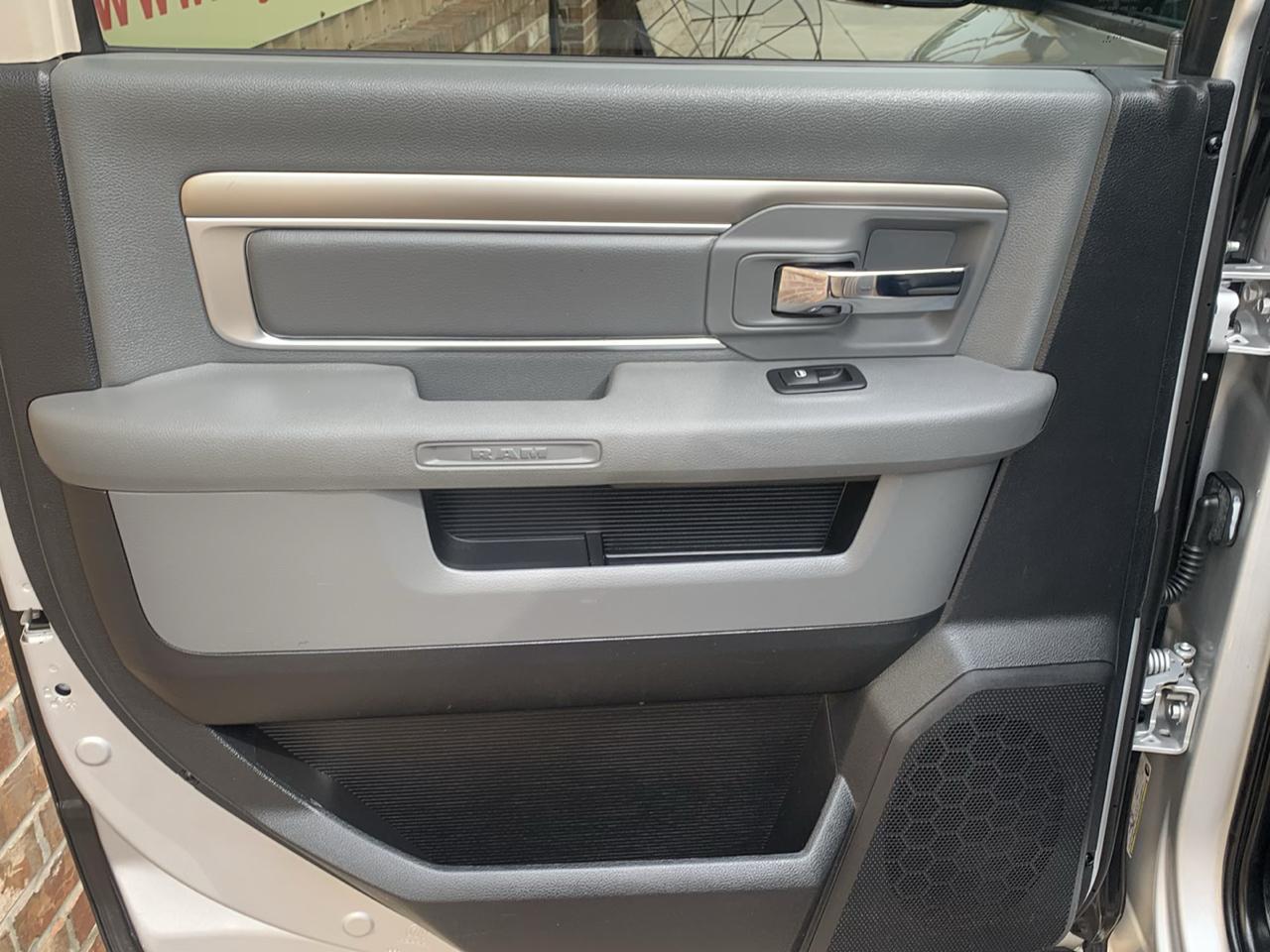 RAM 1500 4WD Crew Cab 140.5" Lone Star 2015